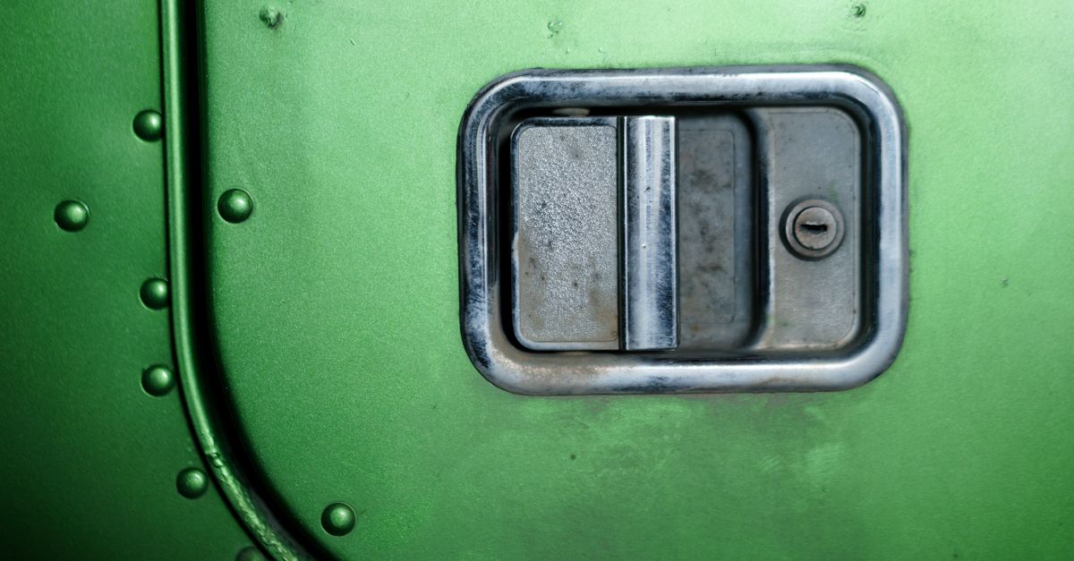 Door Knob Lock vs. Deadbolt: Which Holds Up Better in Toronto Winters? — North York Heritage Lock & Key
